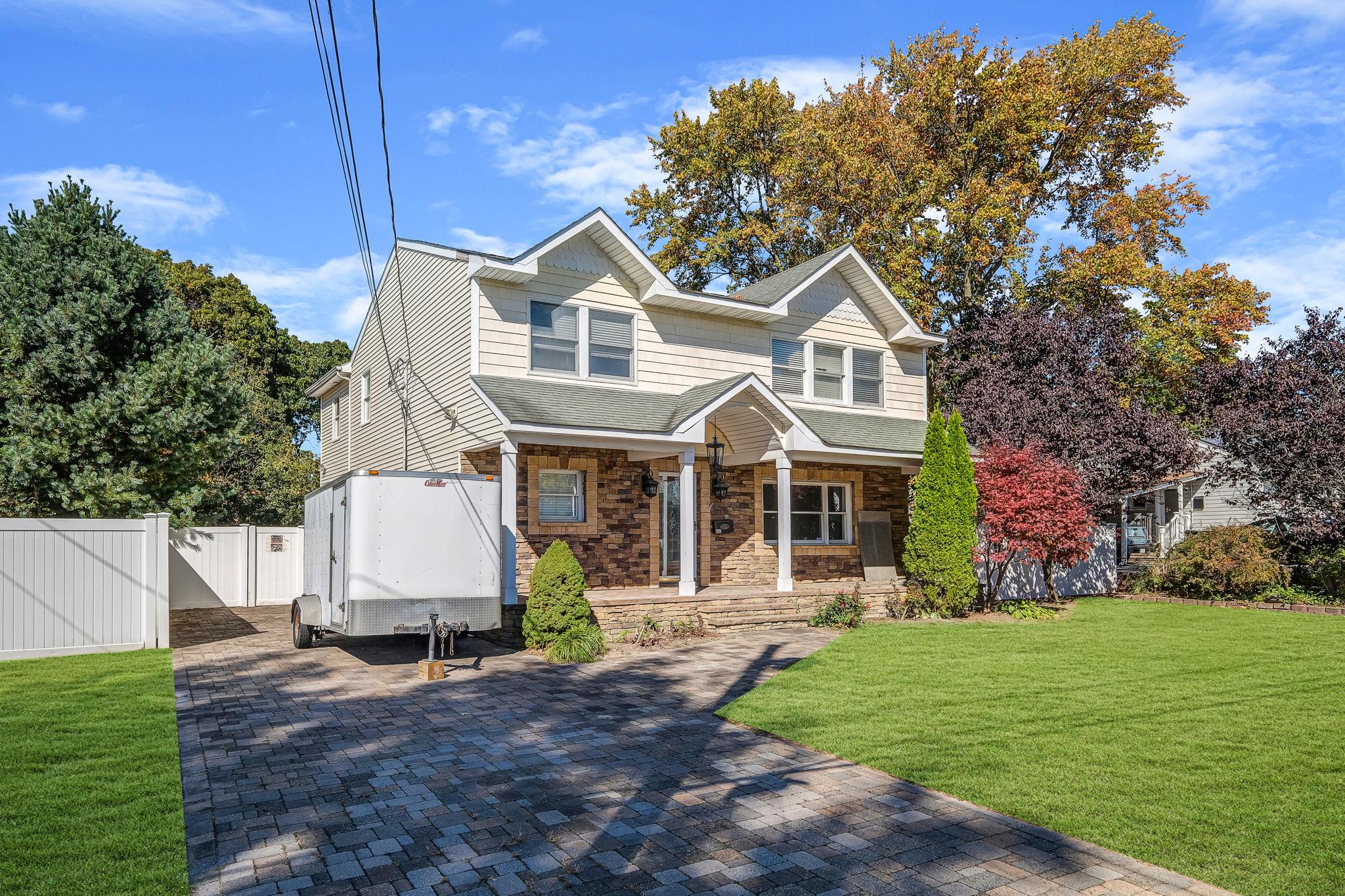 309 Aster Rd Rd, West Islip, New York image 3