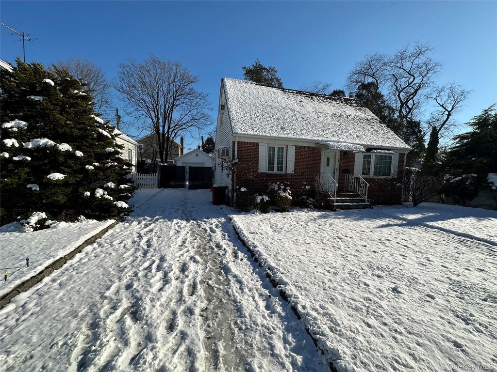 Photo of 75 Cornwell Avenue, Williston Park, NY 11596 (MLS # 944082)