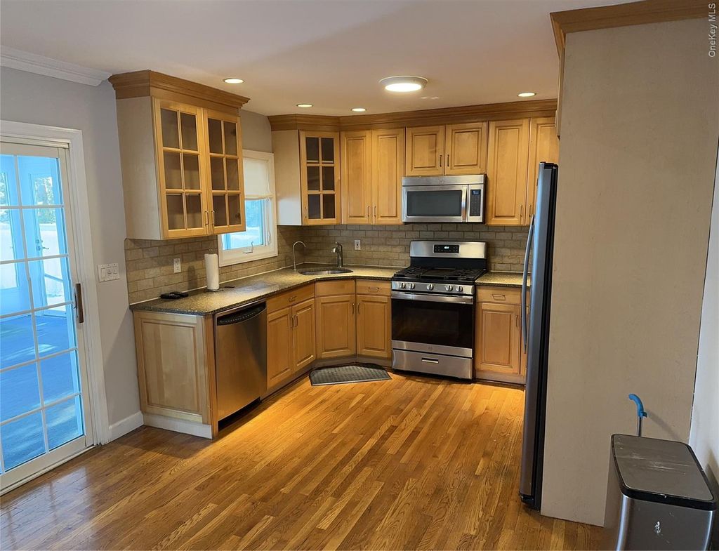 Photo of 75 Cornwell Avenue, Williston Park, NY 11596 (MLS # 944082)