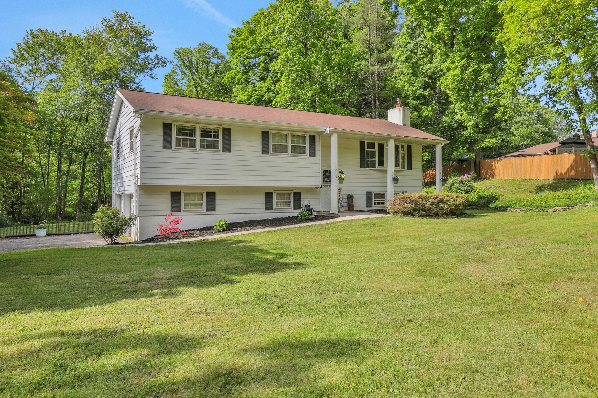 33 Greentree Drive, Hyde Park, New York image 1