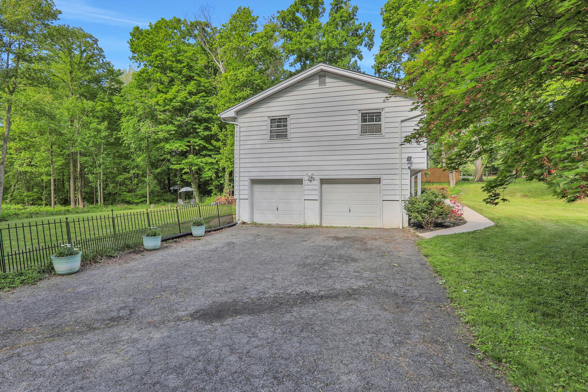 33 Greentree Drive, Hyde Park, New York image 3
