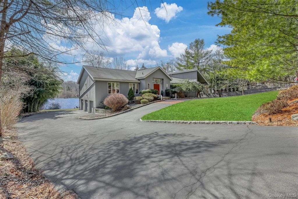 Photo of 286 S Mountain Road, New City, NY 10956 (MLS # 966007)