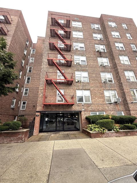 Photo of 33-25 90 Street #5D, Jackson Heights, NY 11372 (MLS # 917737)