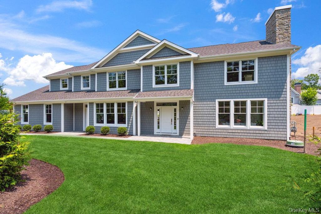 Photo of 46 Plainview Road, Woodbury, NY 11797 (MLS # 929199)