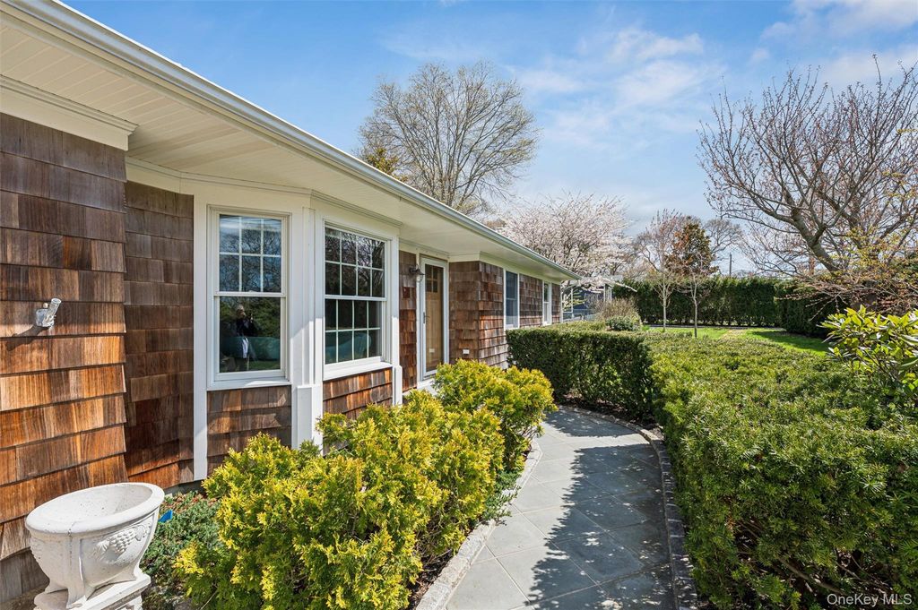 Photo of 5 Maryland Boulevard, Hampton Bays, NY 11946 (MLS # 992218)