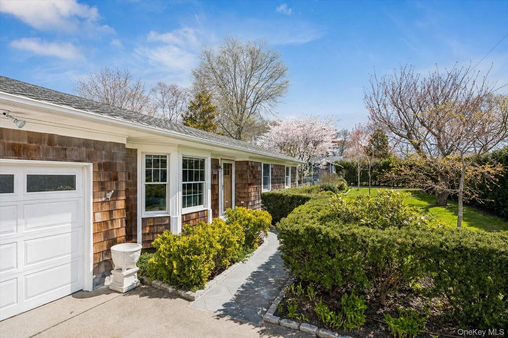 Photo of 5 Maryland Boulevard, Hampton Bays, NY 11946 (MLS # 992218)