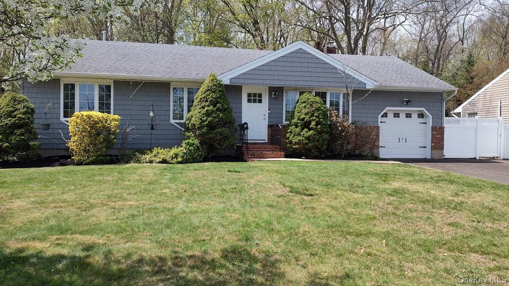 Photo of 5 Mapletree Lane, South Huntington, NY 11746 (MLS # 989085)