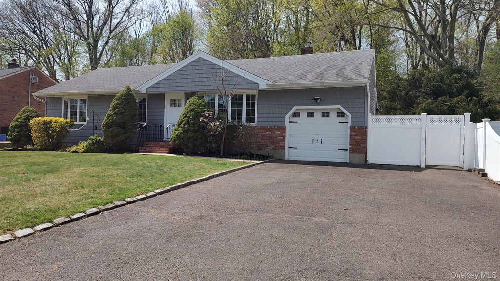 Photo of 5 Mapletree Lane, South Huntington, NY 11746 (MLS # 989085)