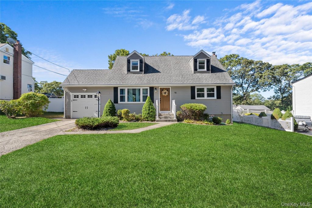 Photo of 98 Paula Boulevard, Selden, NY 11784 (MLS # 923387)