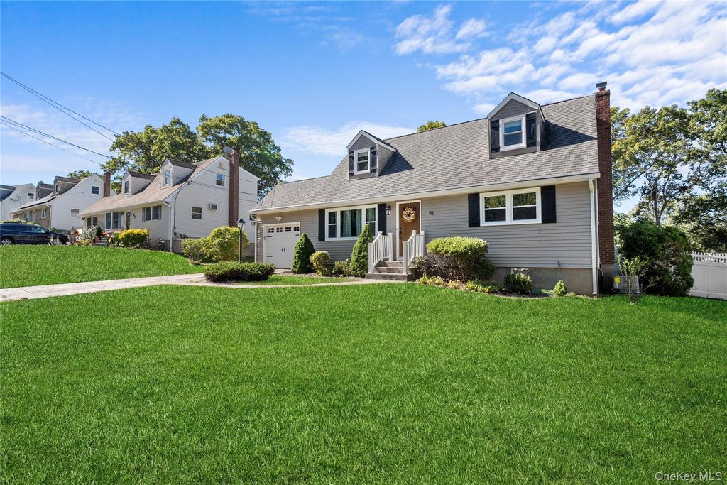 Photo of 98 Paula Boulevard, Selden, NY 11784 (MLS # 923387)