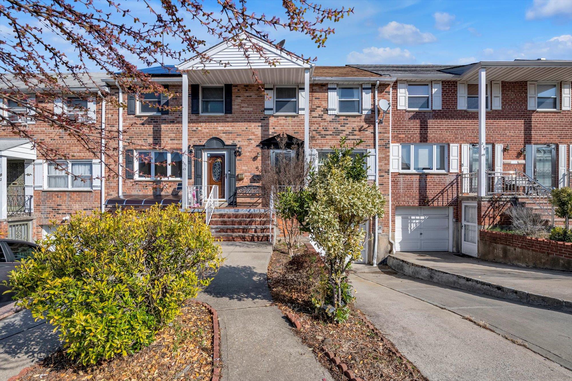 Property for Sale at 65th Avenue, Little Neck, Queens, NY - Bedrooms: 3 
Bathrooms: 2 
Rooms: 7  - $890,000