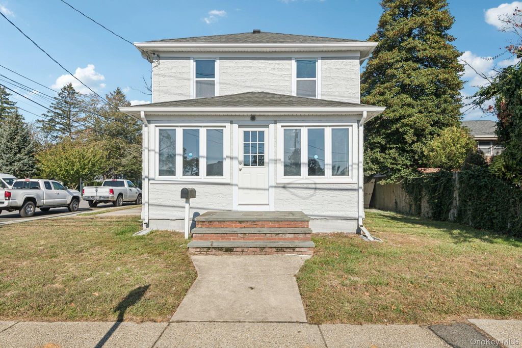 Photo of 25 Roosevelt Street, Bay Shore, NY 11706 (MLS # 927375)