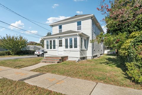 Photo of 25 Roosevelt Street, Bay Shore, NY 11706 (MLS # 927375)