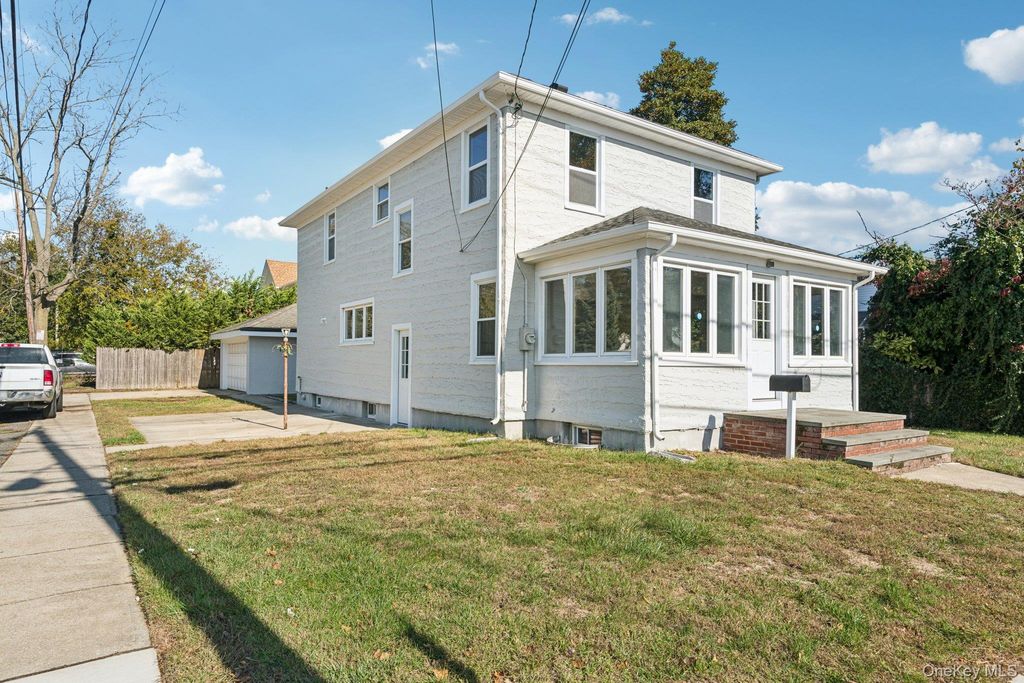 Photo of 25 Roosevelt Street, Bay Shore, NY 11706 (MLS # 927375)