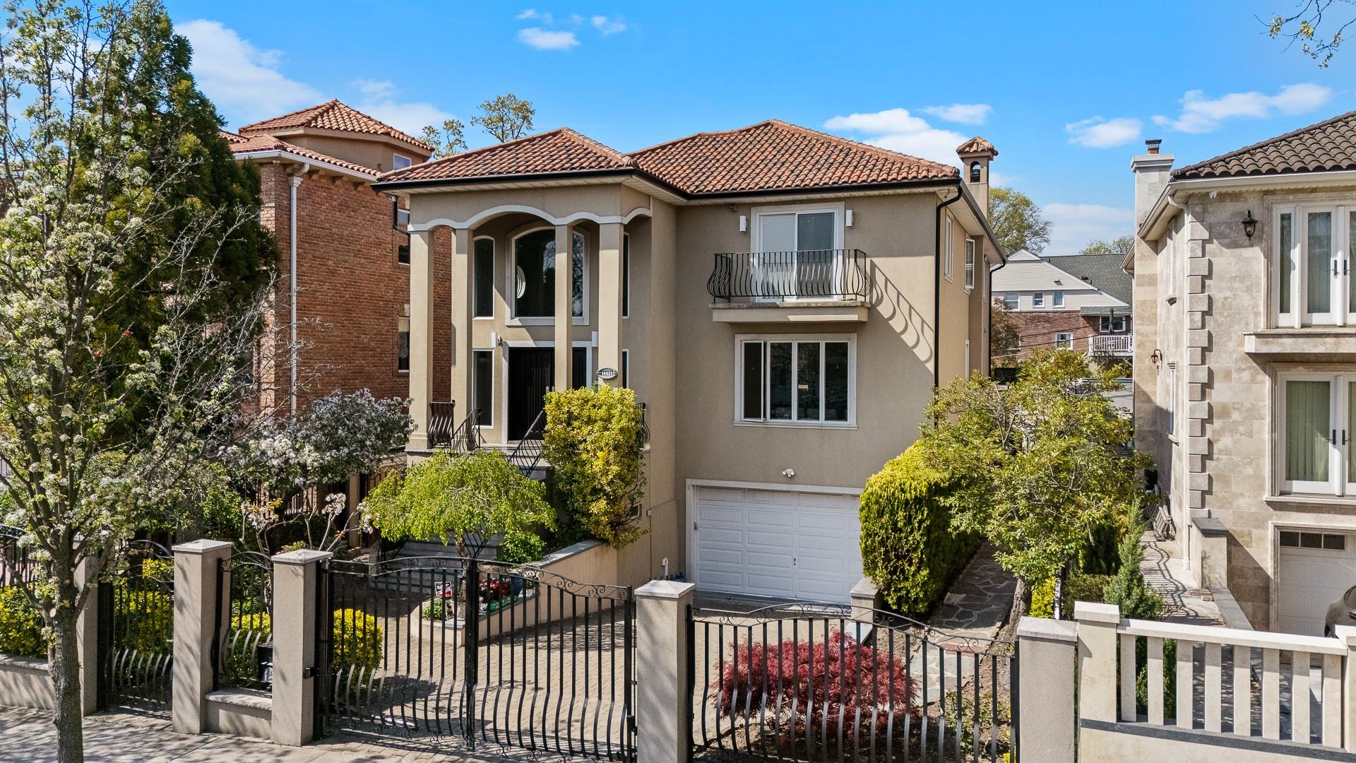 South Drive, Malba, Queens, NY - 4 Bedrooms  
4 Bathrooms  
11 Rooms - 