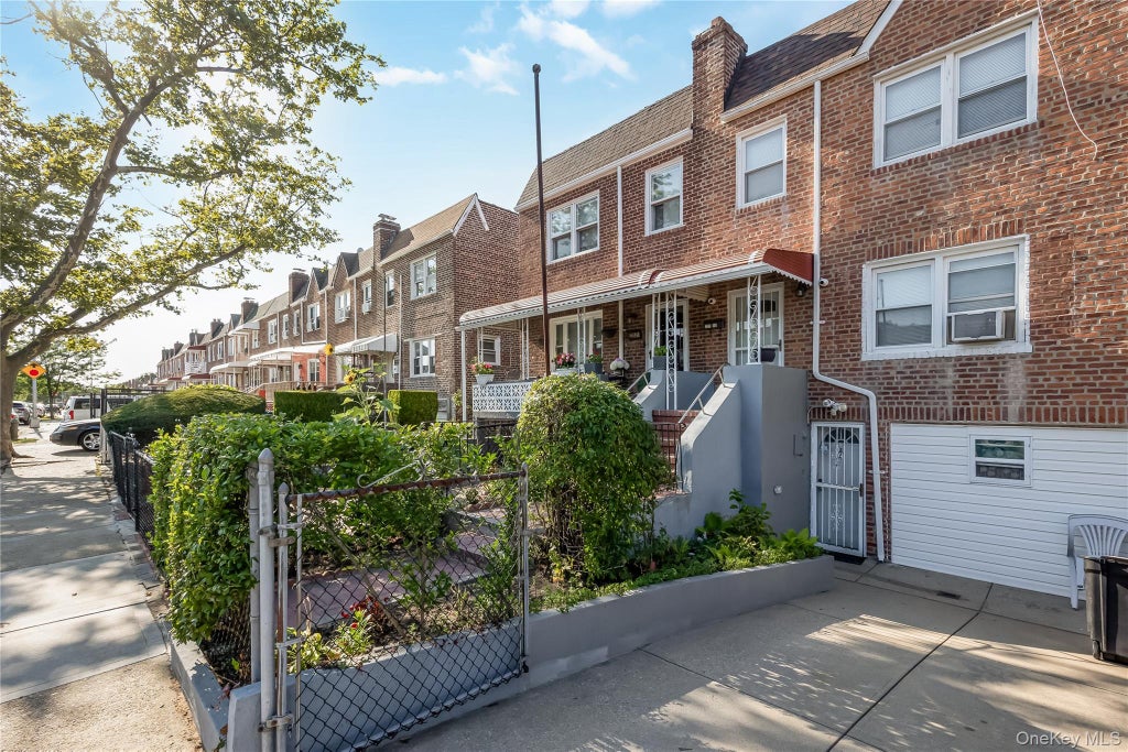 Photo of 22533 Murdock Avenue, Cambria Heights, NY 11429 (MLS # 1064092)