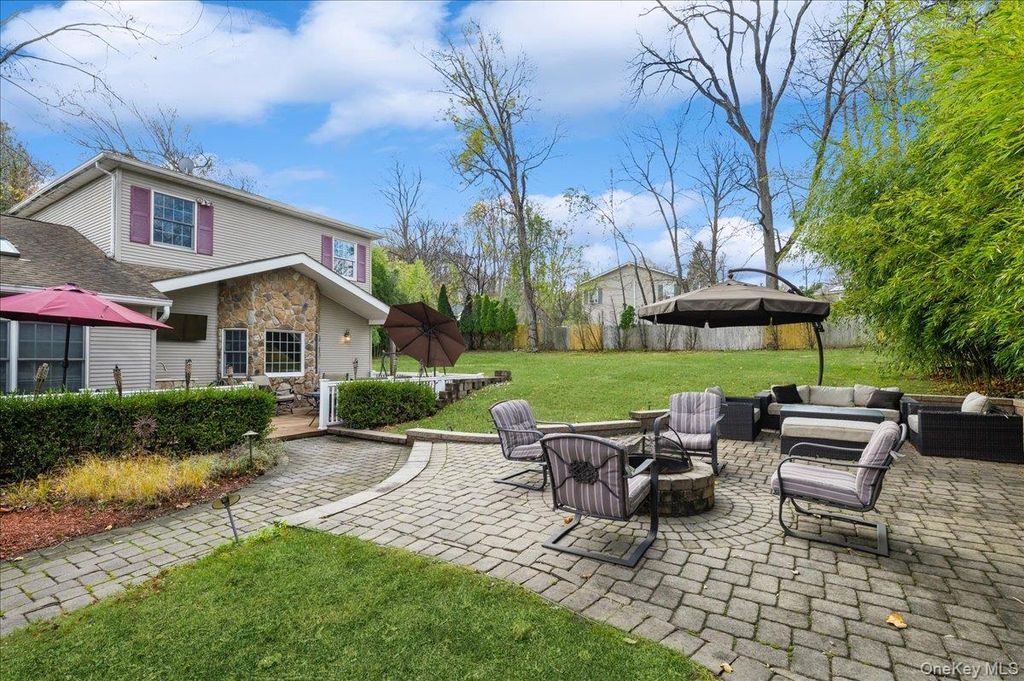 Photo of 25 Foxwood Road, West Nyack, NY 10994 (MLS # 936813)