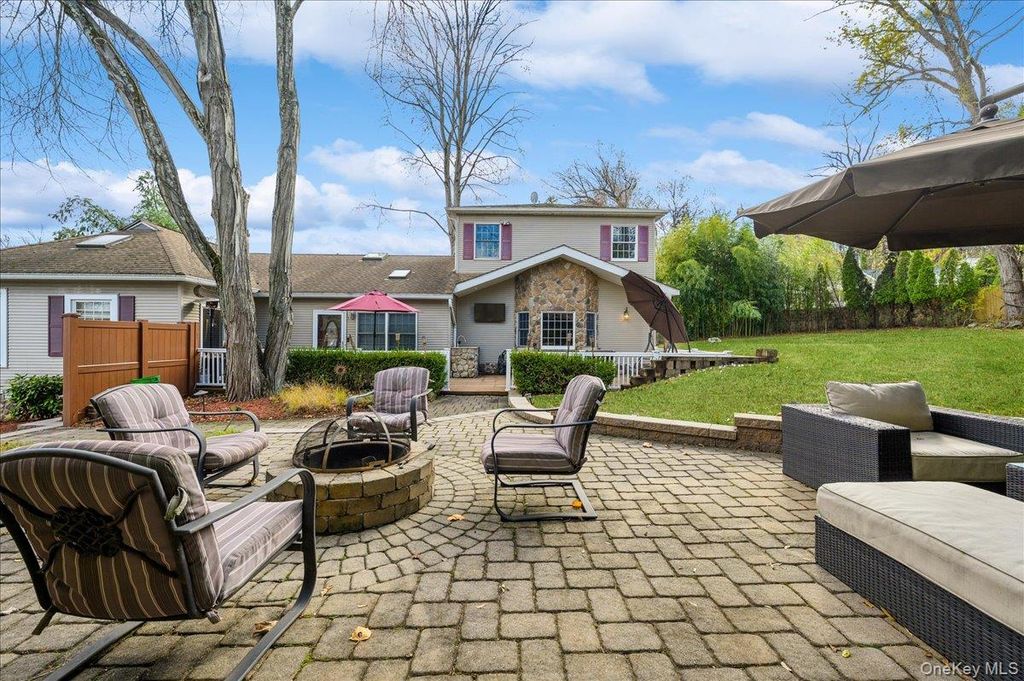 Photo of 25 Foxwood Road, West Nyack, NY 10994 (MLS # 936813)