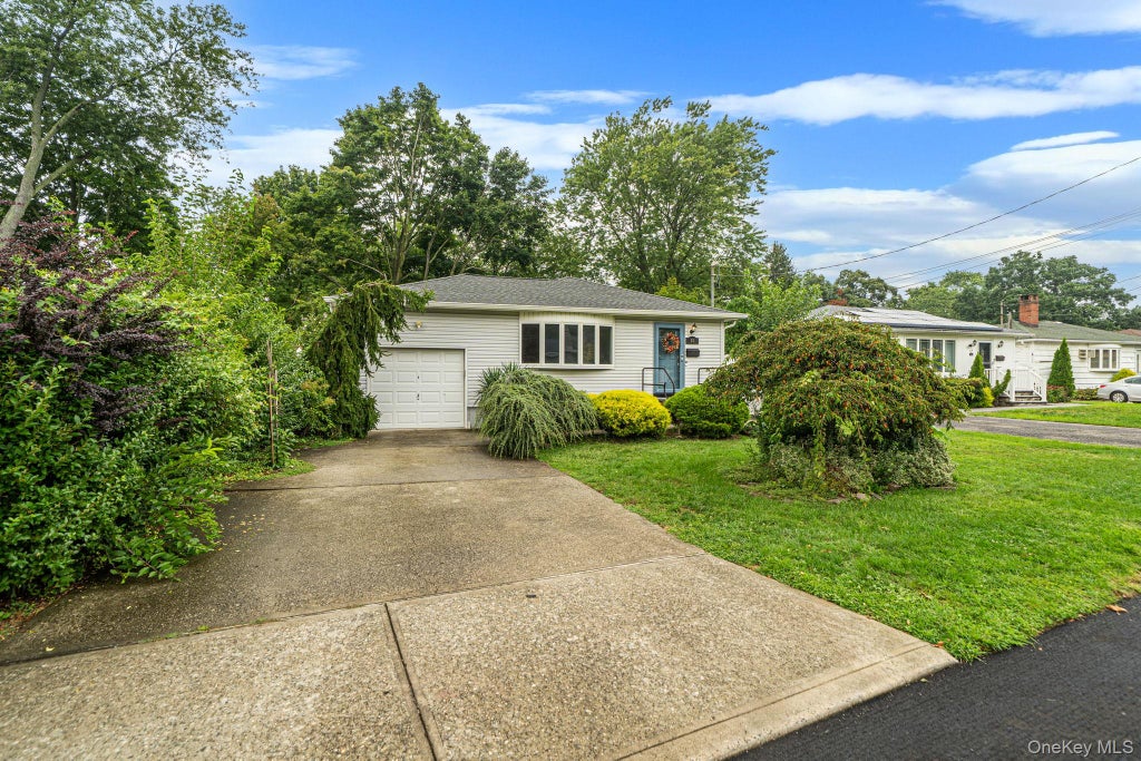 Photo of 21 Pearsall Place, Deer Park, NY 11729 (MLS # 1043589)
