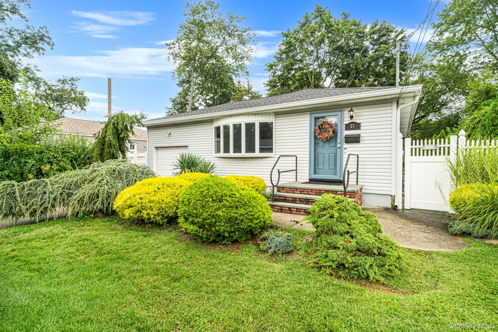 Photo of 21 Pearsall Place, Deer Park, NY 11729 (MLS # 1043589)