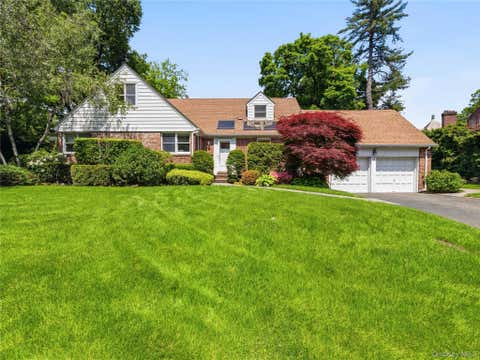 Homes For Sale - 17 Glenwood Drive<br/> Great Neck, NY 11021