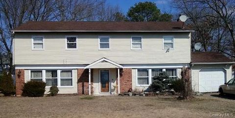 7 Groton Lane Coram NY 11727