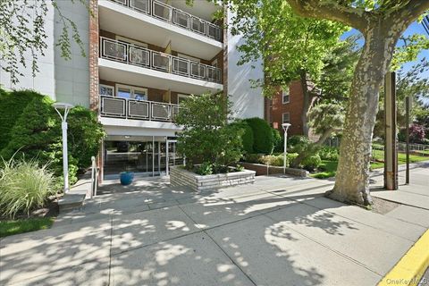 Homes For Sale - 100 Brooklyn Avenue #4V<br/> Freeport, NY 11520