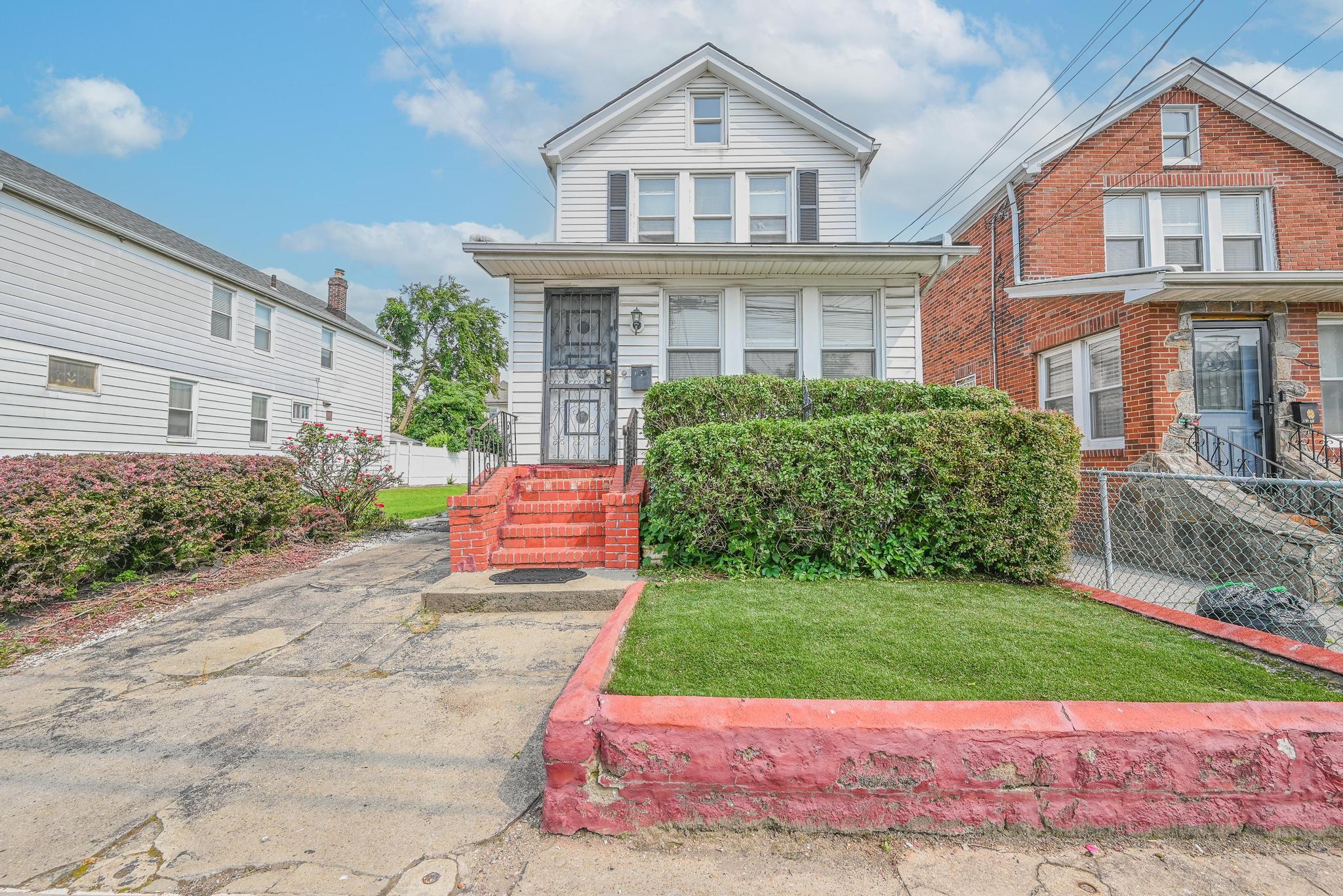 Property for Sale at 103rd Road, Jamaica, Queens, NY - Bedrooms: 3 
Bathrooms: 1 
Rooms: 6  - $649,000