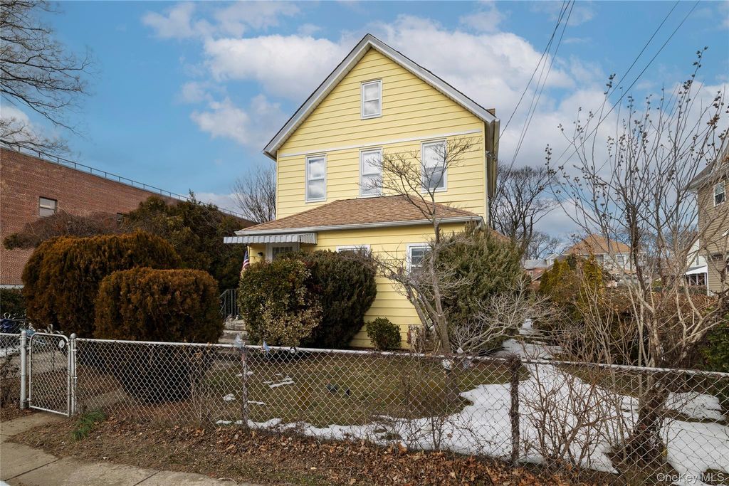 Photo of 21 Washington Avenue, Lynbrook, NY 11563 (MLS # 964469)