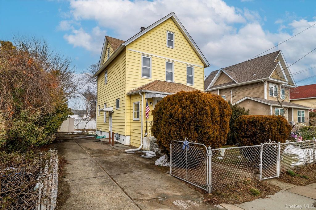 Photo of 21 Washington Avenue, Lynbrook, NY 11563 (MLS # 964469)