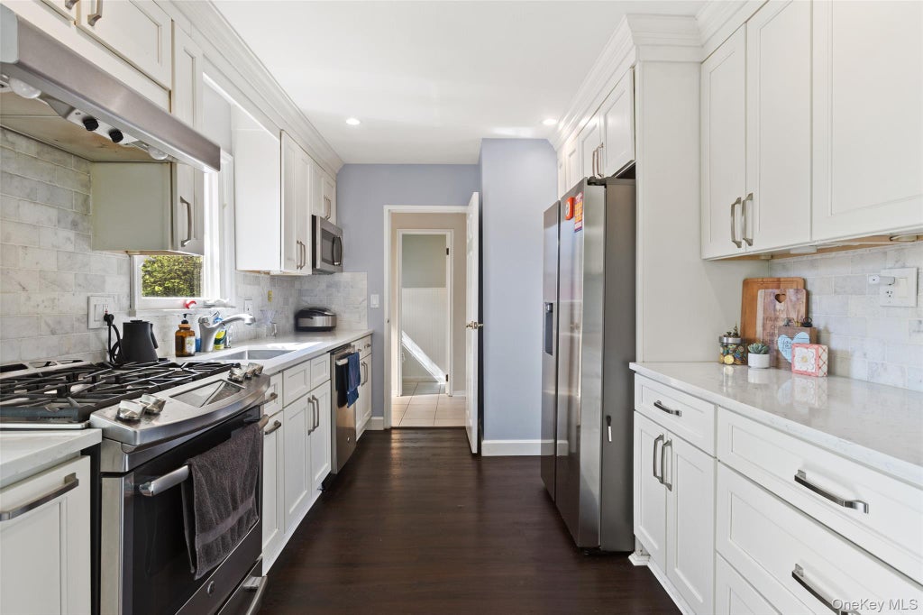 Photo of 2 Larch Court, West Nyack, NY 10994 (MLS # 1015230)