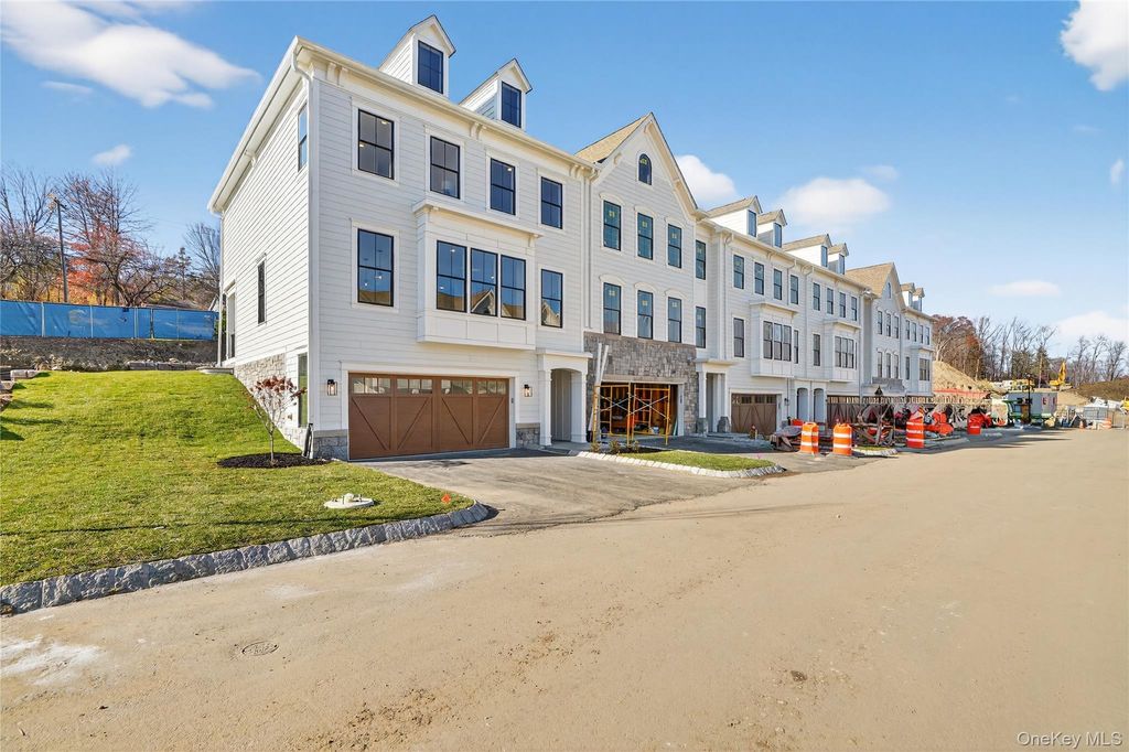 Photo of 1833 Soundview Court, Yorktown Heights, NY 10598 (MLS # 988015)