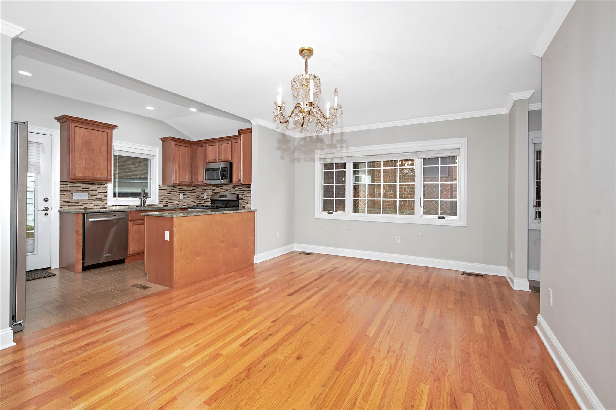 37 Myrtle Boulevard, Larchmont, New York image 5
