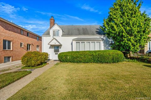 Photo of 64-65 Cloverdale Boulevard, Oakland Gardens, NY 11364 (MLS # 920795)