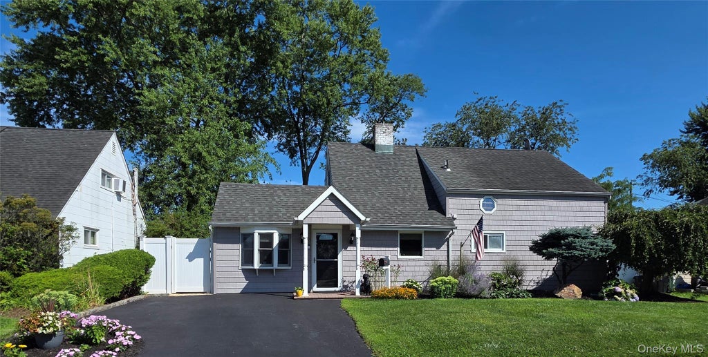 Photo of 140 Springtime Lane W, Levittown, NY 11756 (MLS # 1058030)