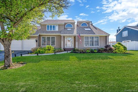 Homes For Sale - 810 Anthony Drive<br/> Lindenhurst, NY 11757