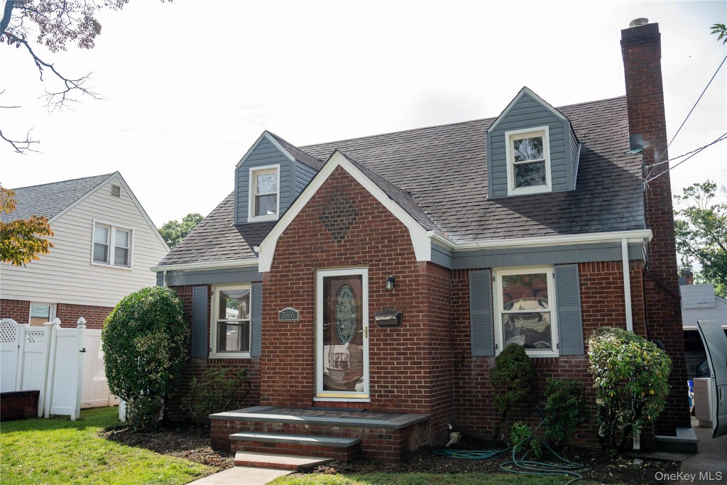 Photo of 586 Stratford Road, Baldwin, NY 11510 (MLS # 1046719)