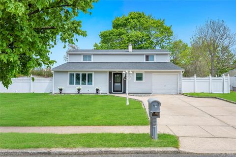 Photo of 55 Starfire Drive, Centereach, NY 11720 (MLS # 990946)