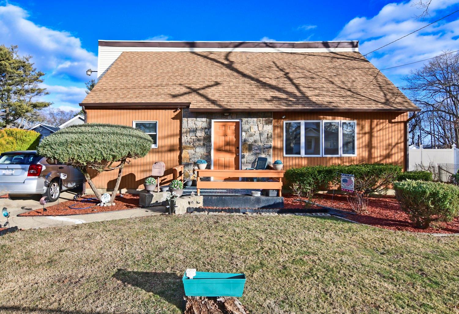 467 Carlls Path, Deer Park, New York image 2