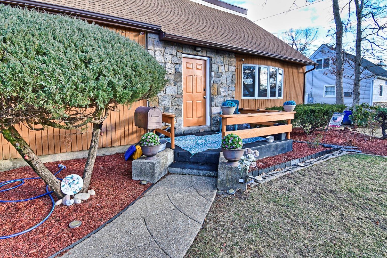 467 Carlls Path, Deer Park, New York image 1