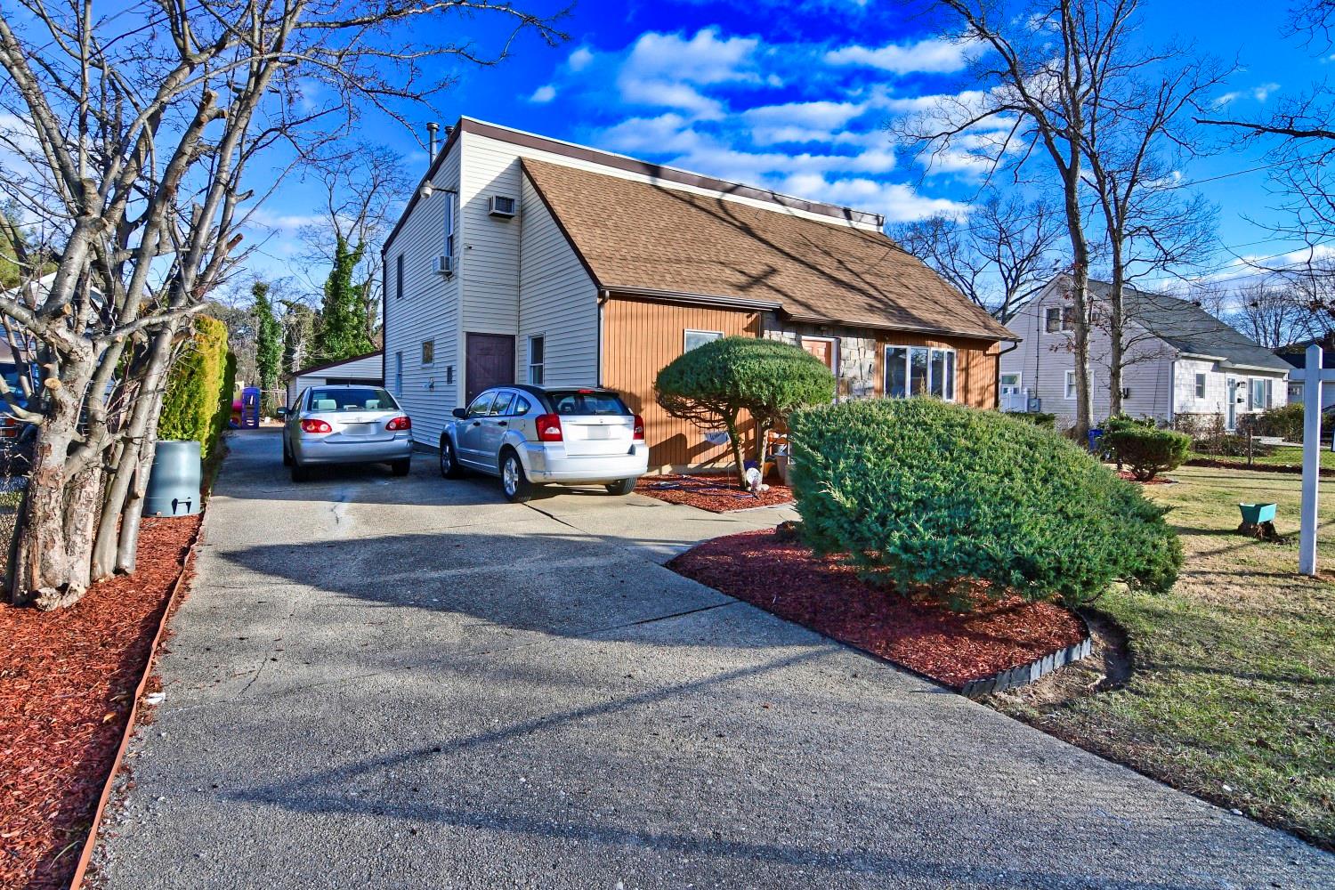 467 Carlls Path, Deer Park, New York image 3