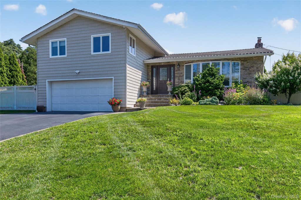 Photo of 1 Ryan Court, Syosset, NY 11791 (MLS # 1037062)
