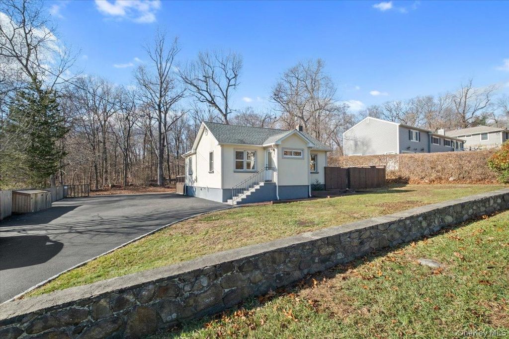 Photo of 31 Cardoza Avenue, Mohegan Lake, NY 10547 (MLS # 938430)