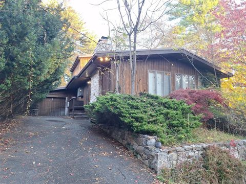 Photo of 435 Kings Highway, Valley Cottage, NY 10989 (MLS # 932897)