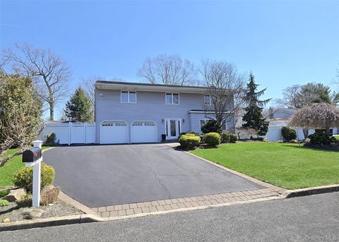 Photo of 17 Ethan Lane, Ronkonkoma, NY 11779 (MLS # 982346)