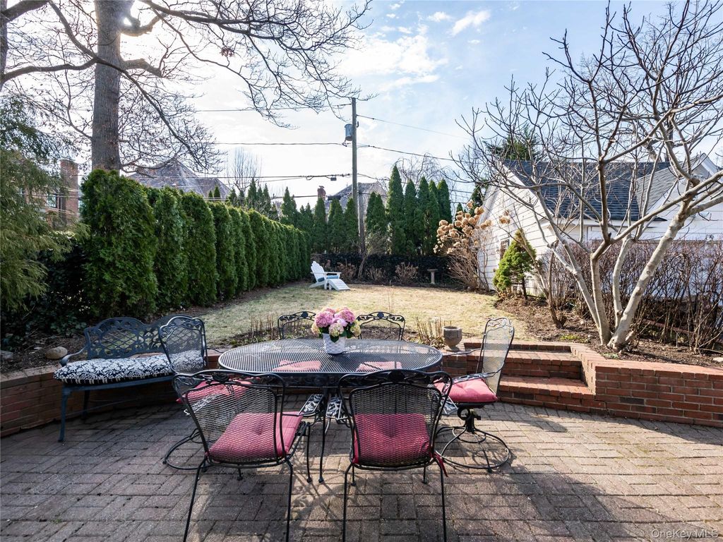 Photo of 138 Hillcrest Avenue, Manhasset, NY 11030 (MLS # 971211)