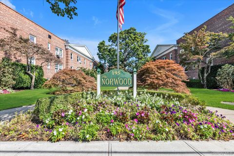 Photo of 195 N Village Avenue #D4, Rockville Centre, NY 11570 (MLS # 914573)