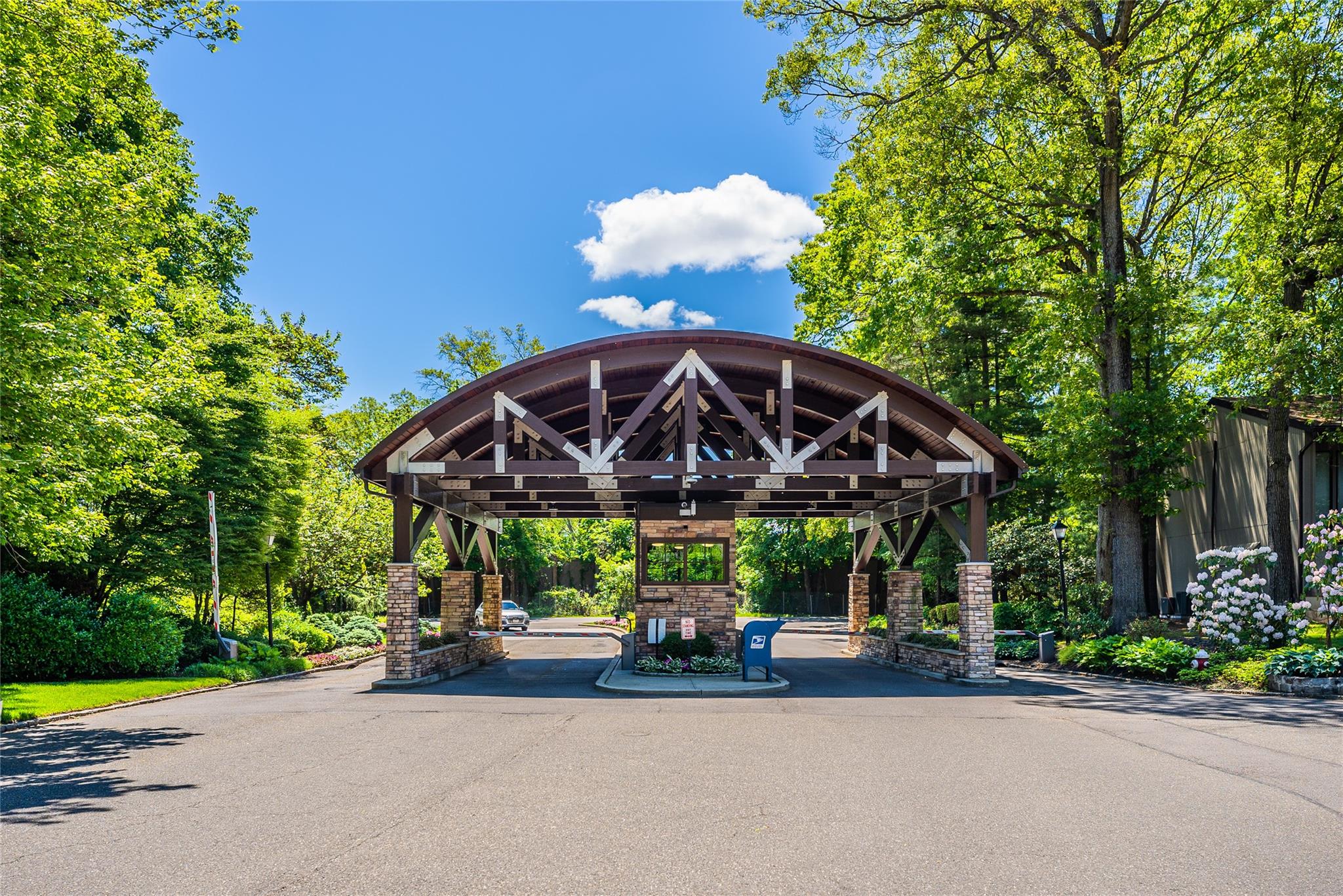 273 Vista Drive, Jericho, New York image 3