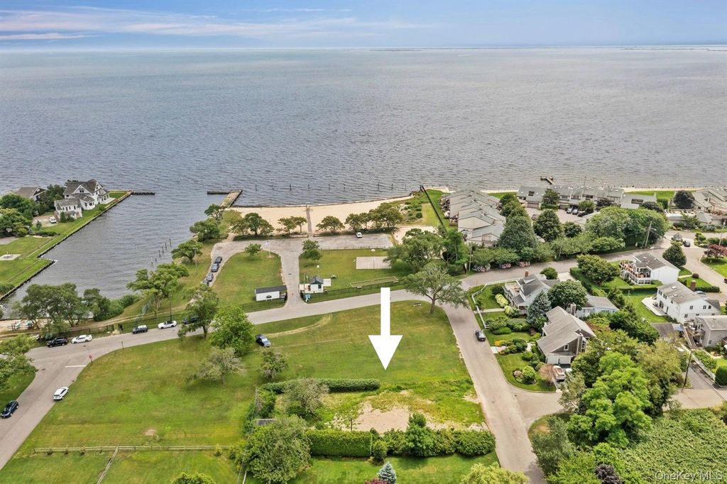 Photo of 20 Bayway Avenue, Brightwaters, NY 11718 (MLS # 868765)