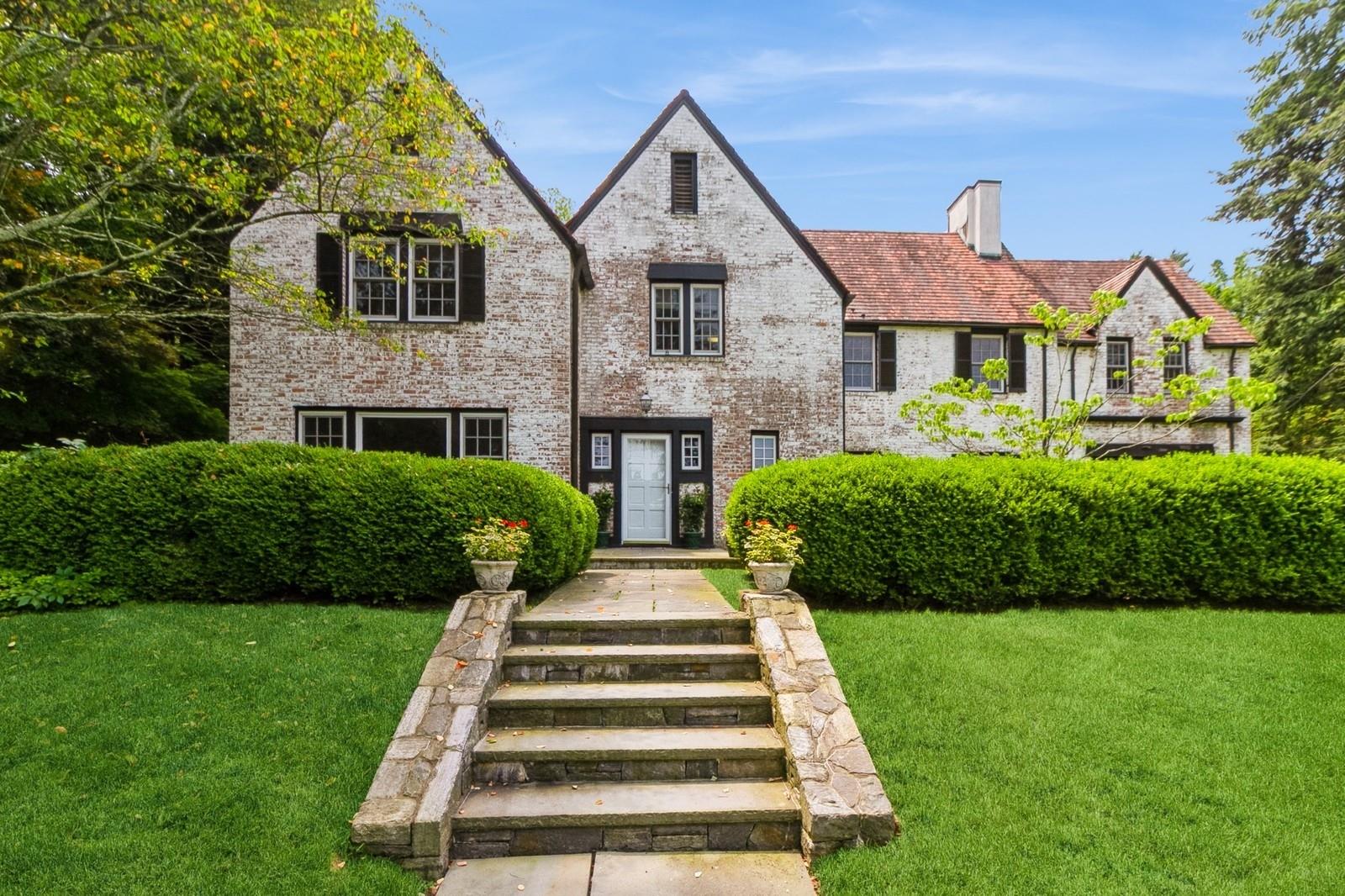 Property for Sale at Overlook Drive, Chappaqua, New York - Bedrooms: 6 
Bathrooms: 5.5 
Rooms: 15  - $2,225,000